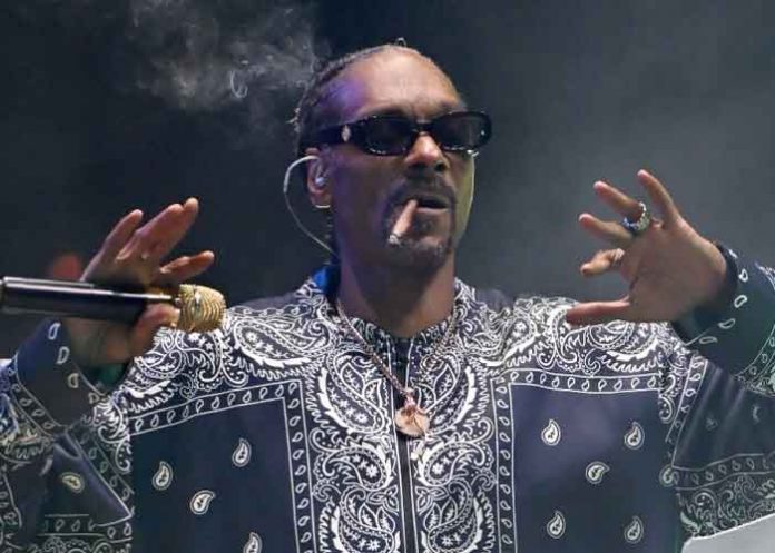 ¡Se premió! Snoop Dogg paga 50 mil dólares por 'enrolar su churro'