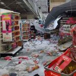 México: Fuerte lluvia de granizo derriba techo de supermercado