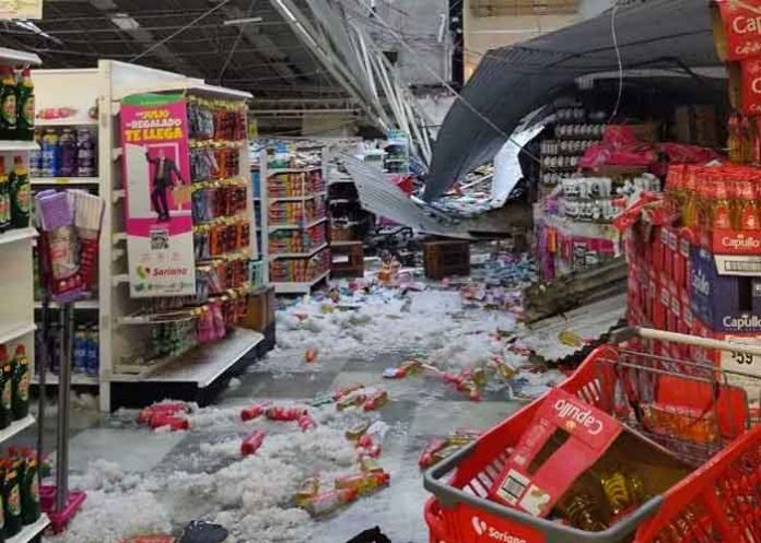 México: Fuerte lluvia de granizo derriba techo de supermercado
