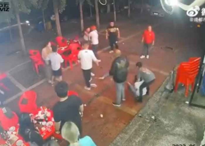 VIDEO: Acosadores propinan ¡brutal golpiza! a chicas en China