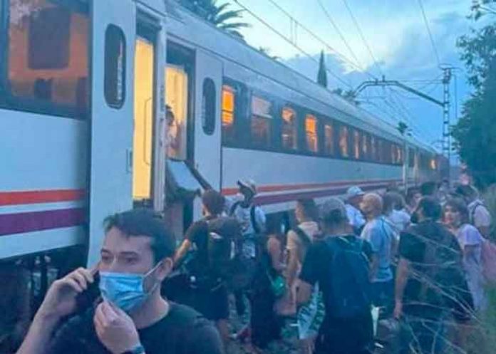 España: Accidente ferroviario deja al menos 30 personas heridas