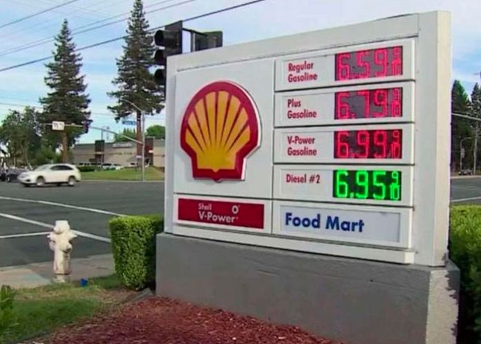 Trabajador se confunde en el precio de la gasolina y los despiden