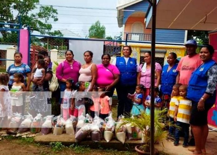Ministerio de la Familia entrega paquetes a mujeres de partos múltiples en Bilwi
