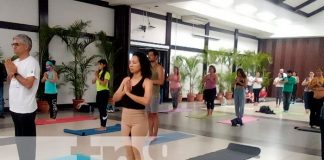 Realizan clases de yoga gratis en el Parque Japonés, Managua