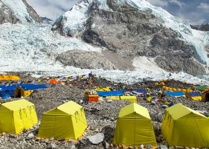 La 'orina' de escaladores del Everest 'están derritiendo un glaciar'