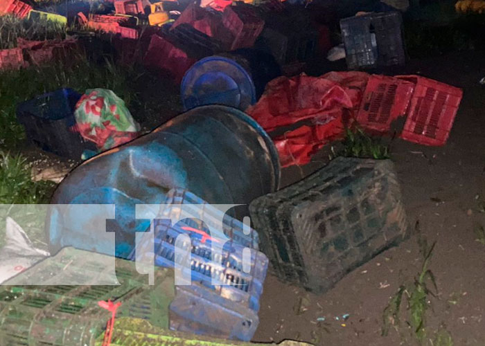 Cuatro personas lesionadas al volcarse camión en que viajaban en Chontales