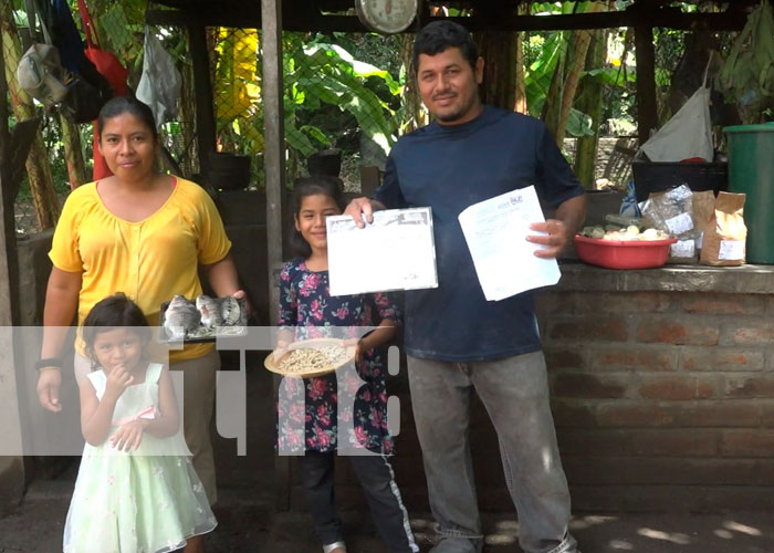 Acuicultor elabora concentrado para peces en la Isla de Ometepe