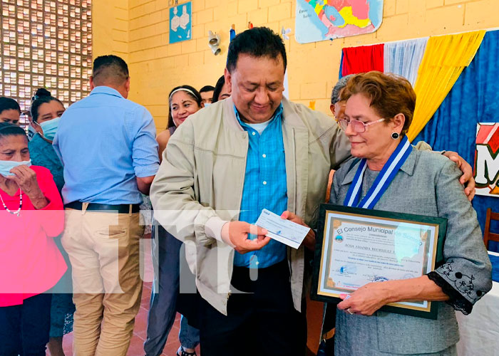 En Somoto autoridades rinde homenaje a dos maestras destacadas