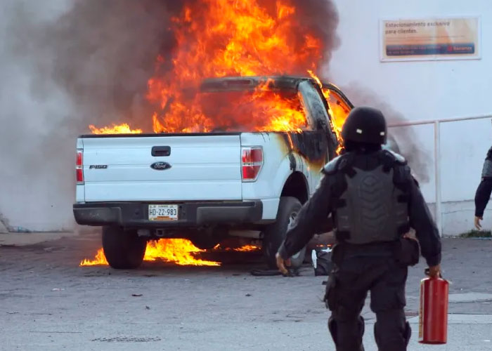 En Acapulco sicarios incendian dos restaurantes y un vehículo.
