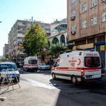 Bebé cae desde un balcón y es salvado por un transeúnte en Turquía