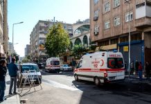 Bebé cae desde un balcón y es salvado por un transeúnte en Turquía