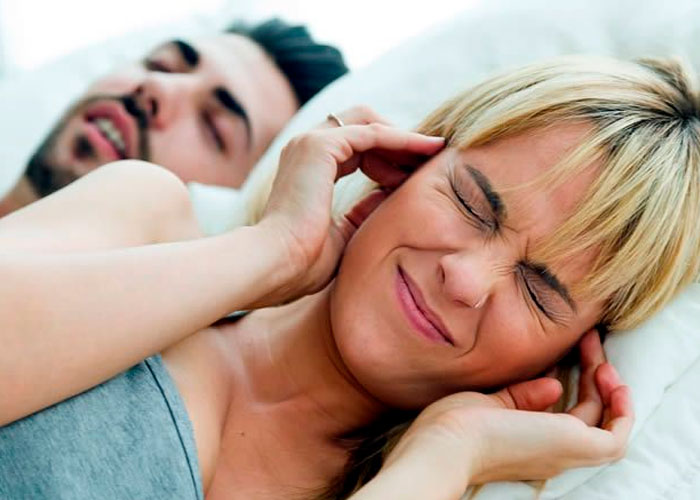 ¿tu pareja ronca mucho y no te deje dormir? esto dice una especialista 