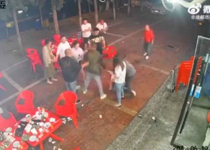 VIDEO: Acosadores propinan ¡brutal golpiza! a chicas en China