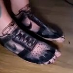 Hombre se tatuó los zapatos para no comprar calzado nunca más