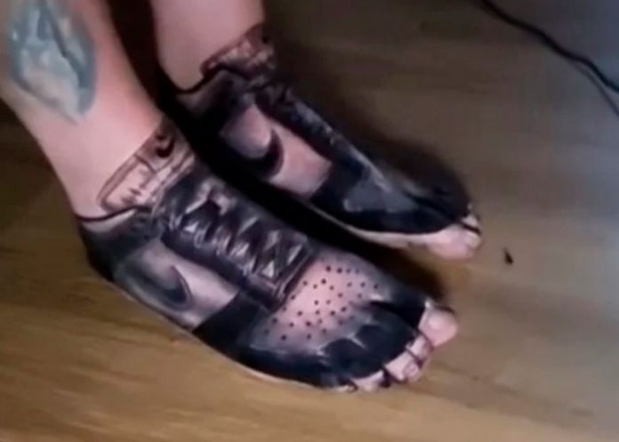 Hombre se tatuó los zapatos para no comprar calzado nunca más
