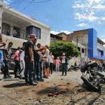 Policía resulta grave tras explosión de motobomba en Colombia ¡VIDEO!