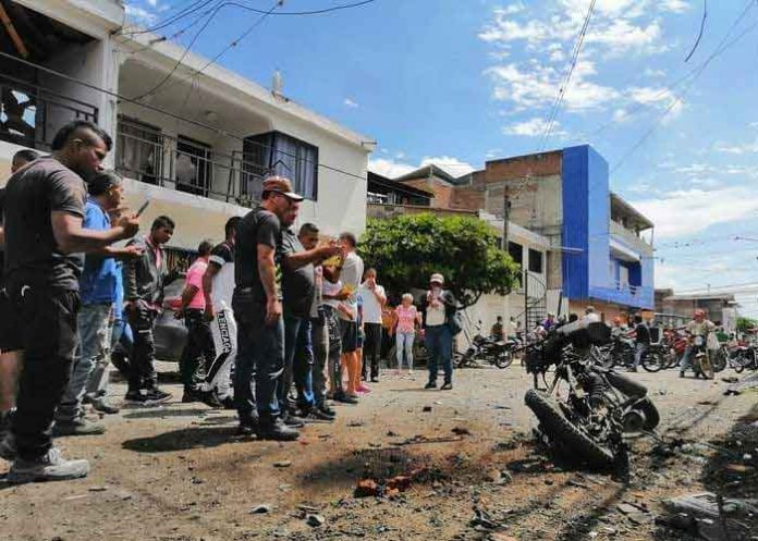 Policía resulta grave tras explosión de motobomba en Colombia ¡VIDEO!