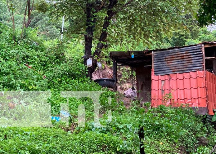 Lluvias provocan deslizamiento de tierra sobre una vivienda en Juigalpa