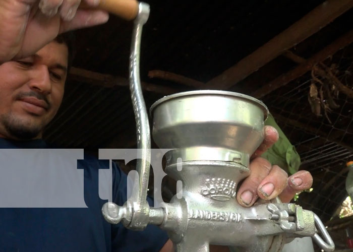 Acuicultor elabora concentrado para peces en la Isla de Ometepe