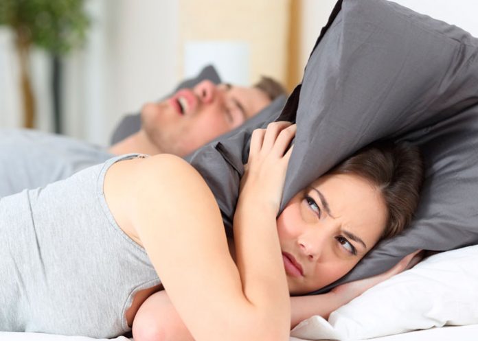 ¿tu pareja ronca mucho y no te deje dormir? esto dice una especialista