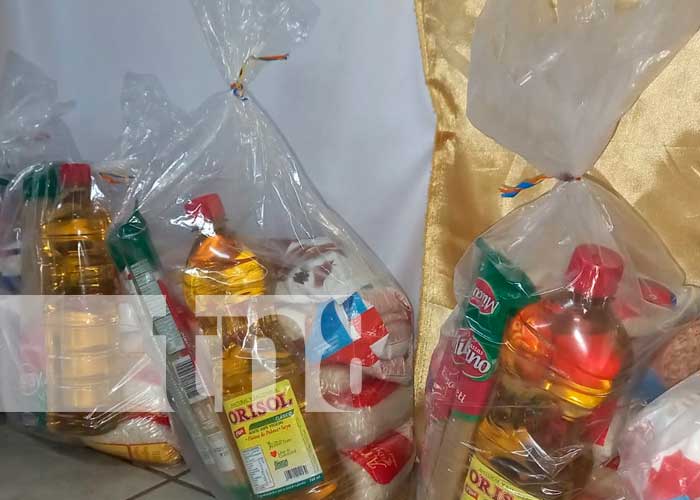 MIFAN entrega paquetes alimenticios a partos múltiples en Chontales