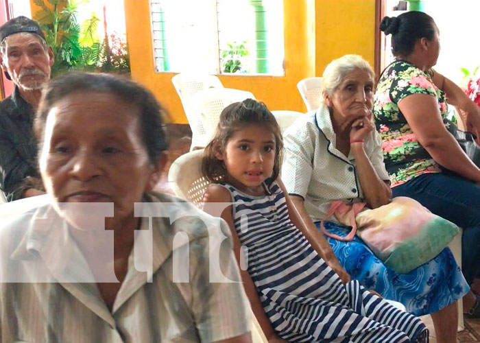 Adultos mayores reciben paquetes alimenticios en Jalapa