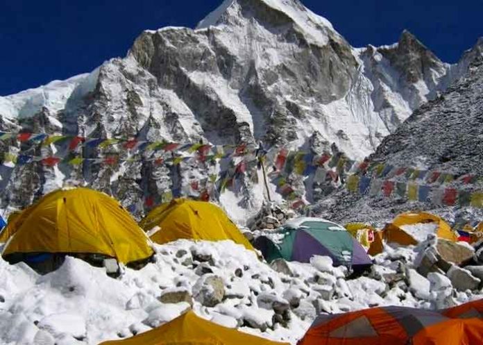 La 'orina' de escaladores del Everest 'están derritiendo un glaciar'