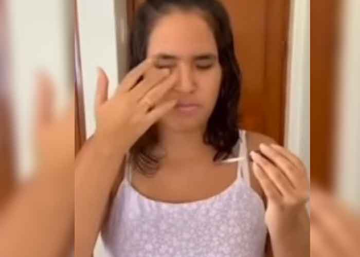 ¡No hay impedimentos! Joven con ceguera se maquilla solita