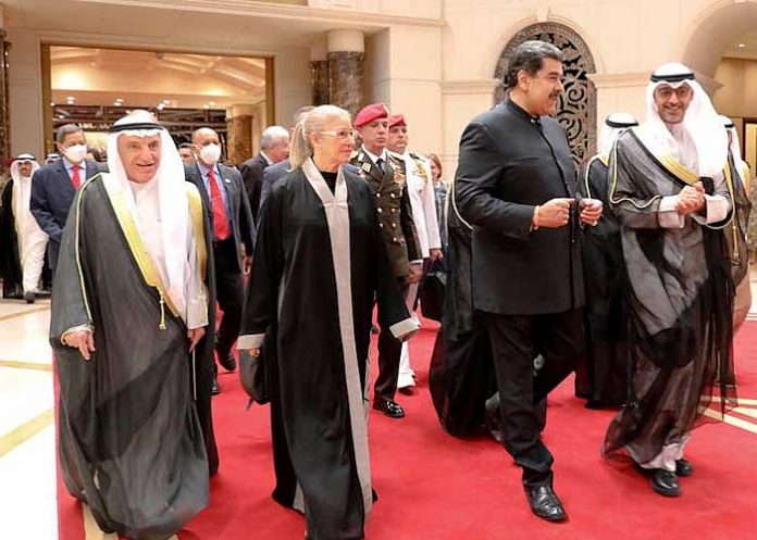 Presidente de Venezuela llega a Kuwait en su primera visita oficial