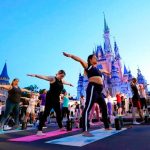 Trabajadores de Disney dejan sus disfraces y hacen yoga