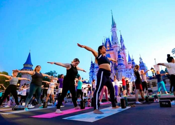 Trabajadores de Disney dejan sus disfraces y hacen yoga