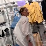 Captan a Amber Heard comprando ropa en tienda de bajo costo
