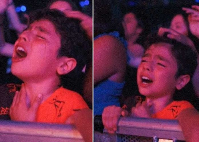 Se viraliza un niño llorando en concierto de Yatra