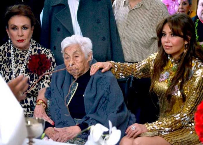 Critican a Thalía por no ir al funeral de su abuelita Eva Mange