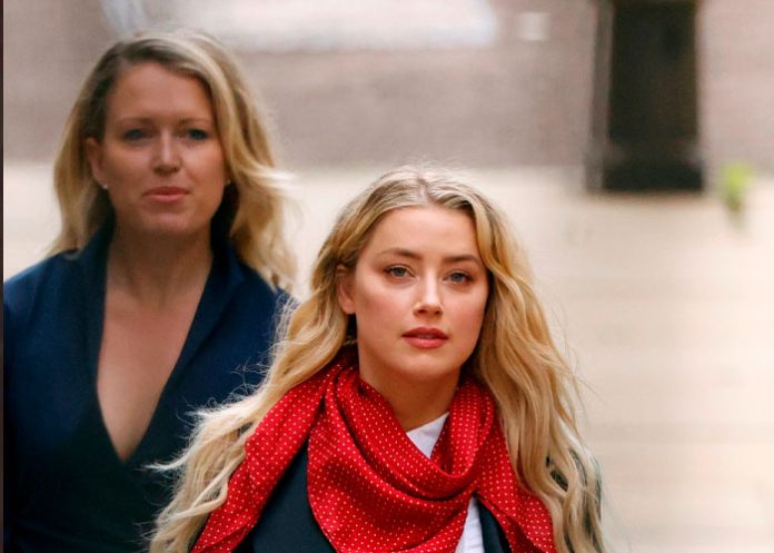 Ex asistente de Amber Heard la acusa de robar su historia de abuso
