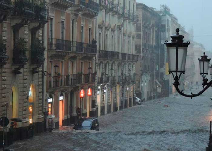 Pueblos cercanos al lago de Como en Italia se inundan por temporal