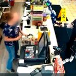 ¡Con un arma! Arrestan a niño de 12 años por asaltar una tienda