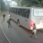 Se bajan de un autobús para defender a una mujer de presunto ladrón