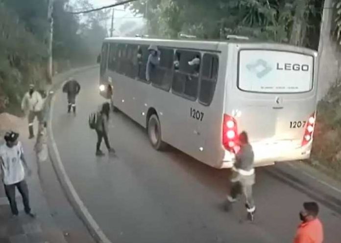 Se bajan de un autobús para defender a una mujer de presunto ladrón