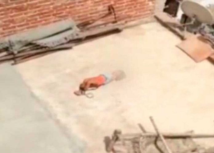 Cruel madre deja a su hija de 5 años amarrada en un techo bajo el sol
