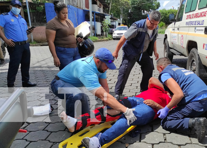 Motociclista colisiona con un bus en la colonia Máximo Jerez, Managua