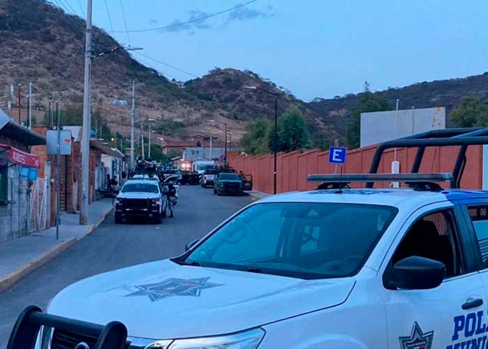 Motociclistas asesinan a seis personas afuera de una escuela en México