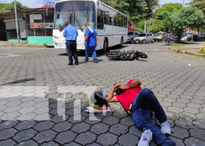 Motociclista colisiona con un bus en la colonia Máximo Jerez, Managua