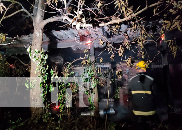 Incendio consume vivienda de una finca en la comarca San Isidro Verde en Managua