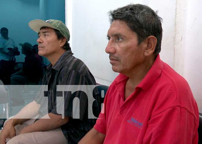 Foto: Hombre con discapacidad visual solicita ayuda en Managua / TN8