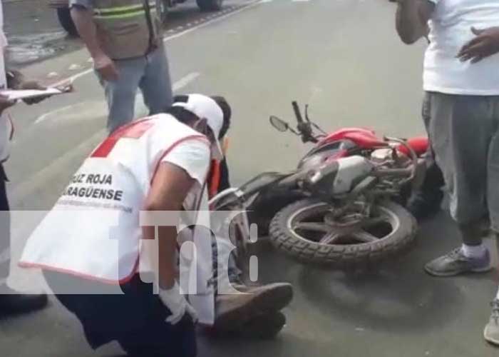 Motociclista resulta lesionado al ser impactado por un taxista en Carazo