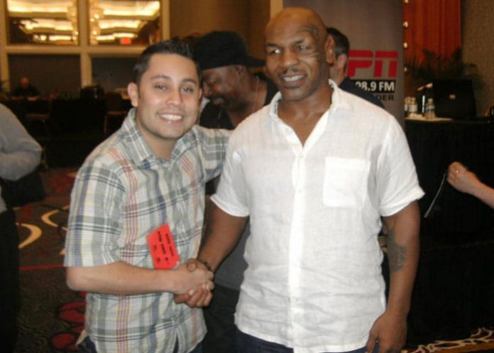 Levi Luna junto a la leyenda de peso pesado Mike Tyson en Las Vegas. 