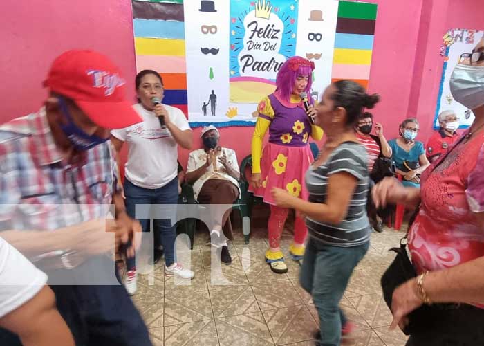 Celebración con adultos mayores en Managua