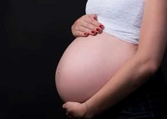 Mujer embarazada fingió tener contracciones para robarle a un jubilado