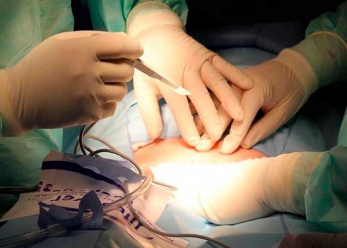 Le cortan la oreja a un bebé durante la cesárea por operar sin luz